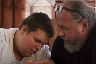 Otec v nemocnici, hendikepovaného syna nikde nechtěli. Skončil v izolaci